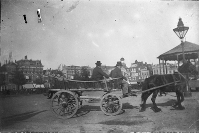 832226 Afbeelding van een paard en wagen op het Vredenburg te Utrecht.